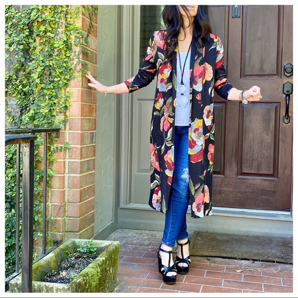 ✨LAST ONE✨Black Floral gorgeous long chic cardigan - Picture 2 of 8